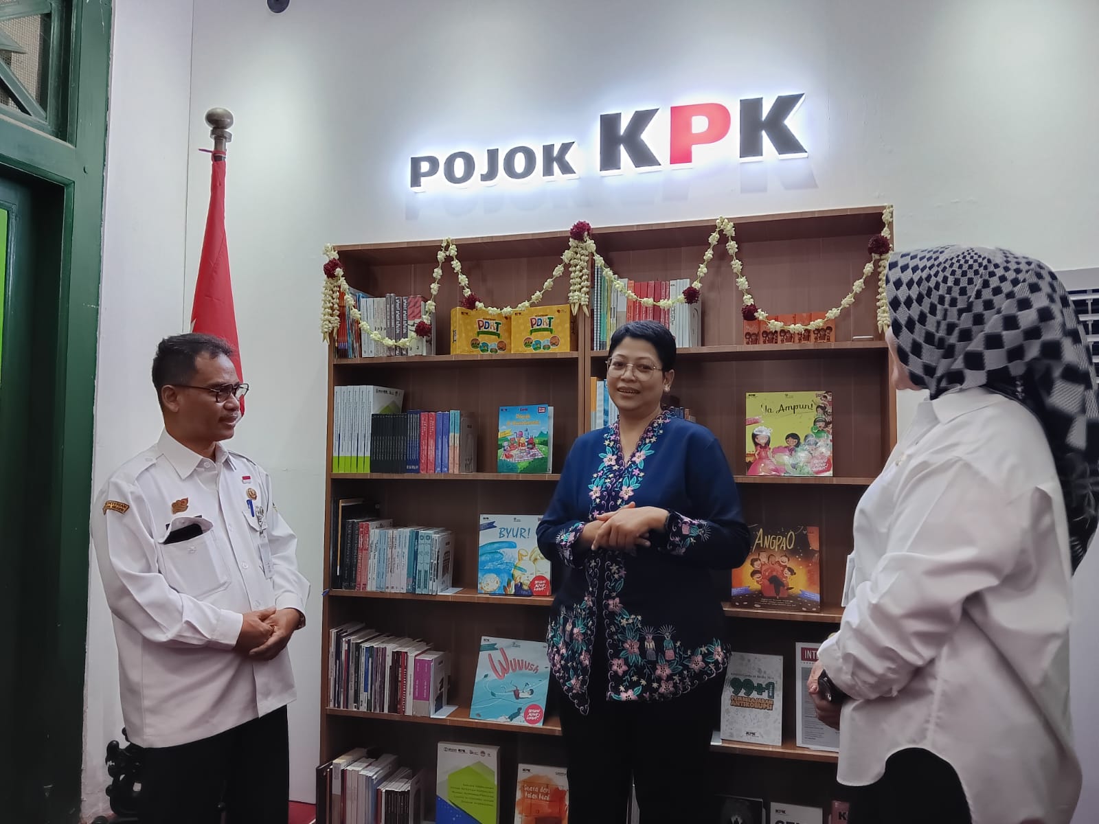Kepala Biro Hubungan Masyarakat KPK Yuyuk Andriati Iskak bersama Bupati Klaten Sri Mulyani di Pojok Baca KPK di Perpustakaan Daerah Klaten. (Angga Purenda/Radar Solo)