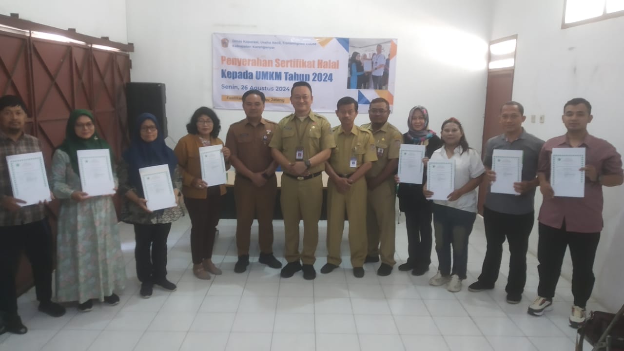 Kepala Diskuktrans ESDM Kabupaten Karanganyar Aris Murtopo (enam dari kiri) bersama jajaran menyerahkan sertifikat halal ke sejumlah pelaku UMKM di Karanganyar. (Rudi Hartono/Radar Solo)