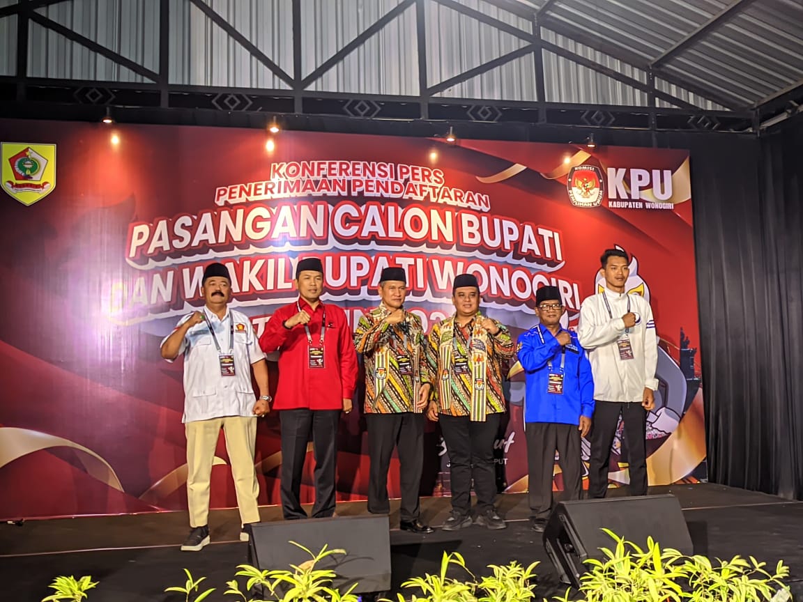Pasangan Setyo Sukarno-Imron Rizkiyarno didampingi ketua parpol pengusung di sela pendaftaran cabup-cawabup di KPU Wonogiri, Kamis (29/8/2024).