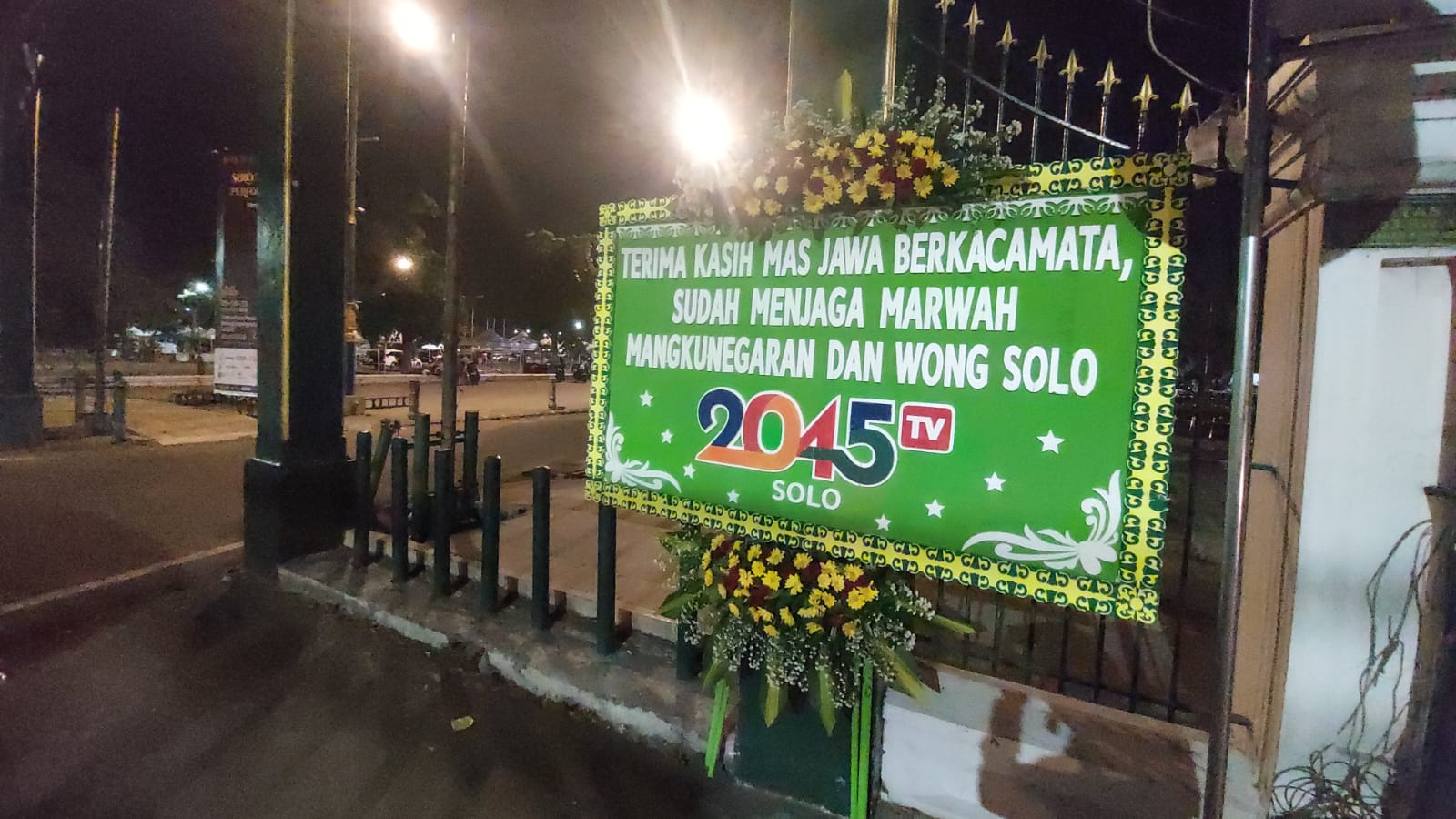 Sejumlah karangan bunga dari warga tampak terpasang di Koridor Ngarsopuro hingga depan gapura masuk Pura Mangkunegaran Solo. Mereka memuji sikap Mangkunegara X yang memilih mundur dari Pilkada Solo.