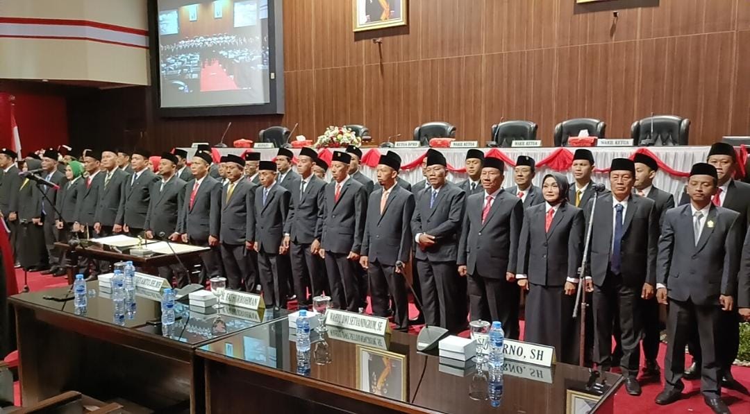 Sebanyak 50 anggota DPRD Sragen terpilih periode 2024-2029 dilantik, Kamis (29/8/2024). (Ahmad Khairudin/Radar Solo)