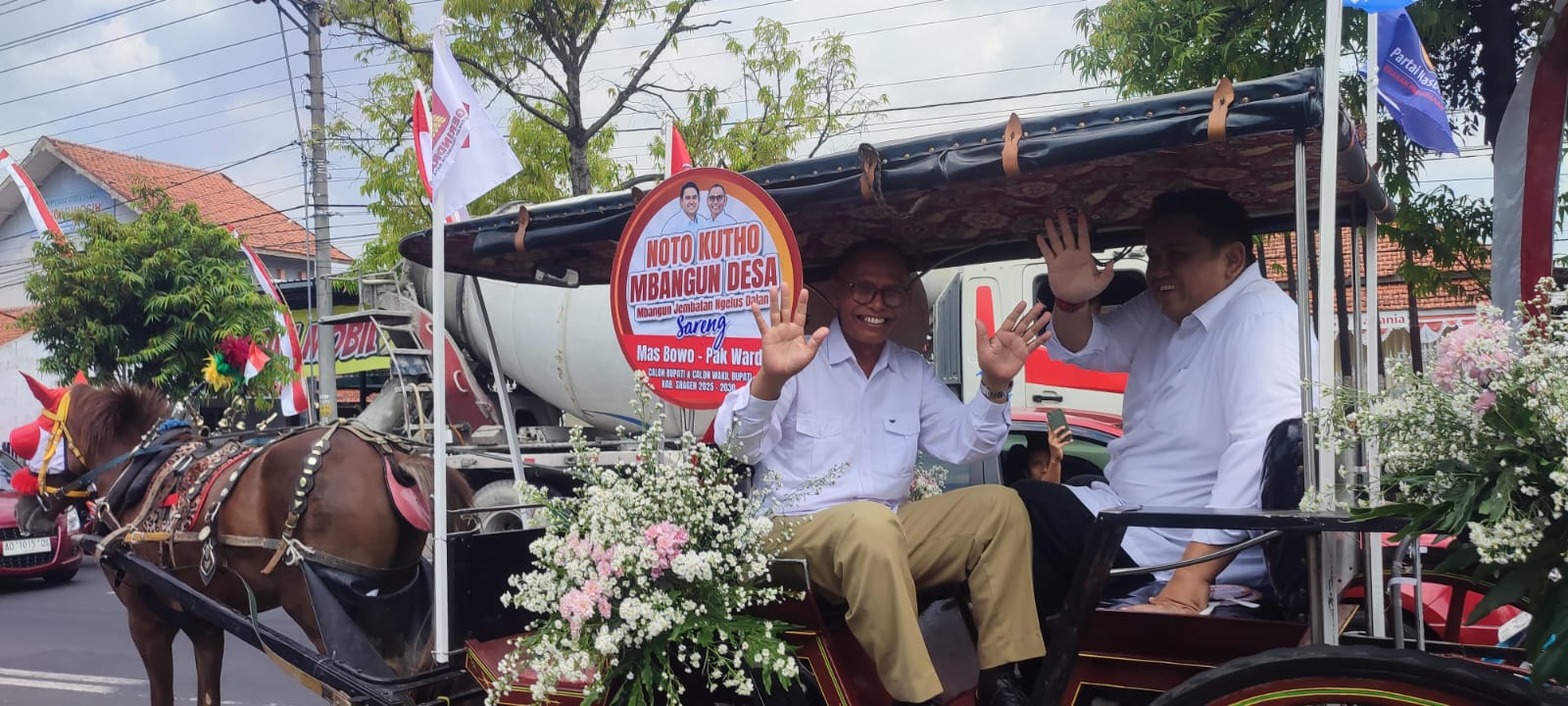 Untung Wibowo Sukowati-Suwardi menaiki dokar untuk mendaftar ke KPU Sragen, Kamis (29/8/2024). (Ahmad Khairudin/Radar Solo)