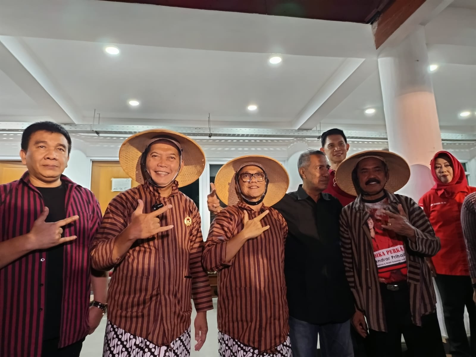 Pasangan Teguh Prakosa-Bambang "Gage" Nugroho bersama Ketua DPC PDI Perjuangan Solo F.X Hadi Rudyatmo (paling kanan), Kamis (29/8/2024) malam.