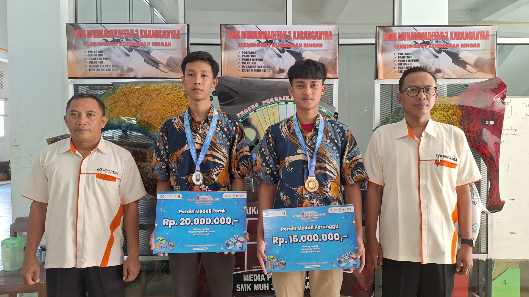 MEMBANGGAKAN: Siswa TBO SMK Muhammadiyah 3 Karanganyar Luthfi Nur Wafi (dua dari kiri) dan Fahry Abidin Yahya peraih medali LKS SMK Nasional.