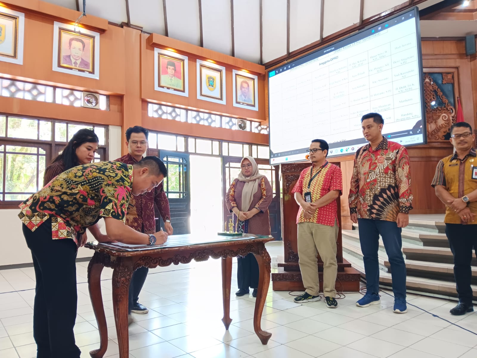 Penandatanganan pernyataan komitmen antikorupsi oleh 50 anggota legislator di Gedung Paripurna DPRD Klaten. (Angga Purenda/Radar Solo)