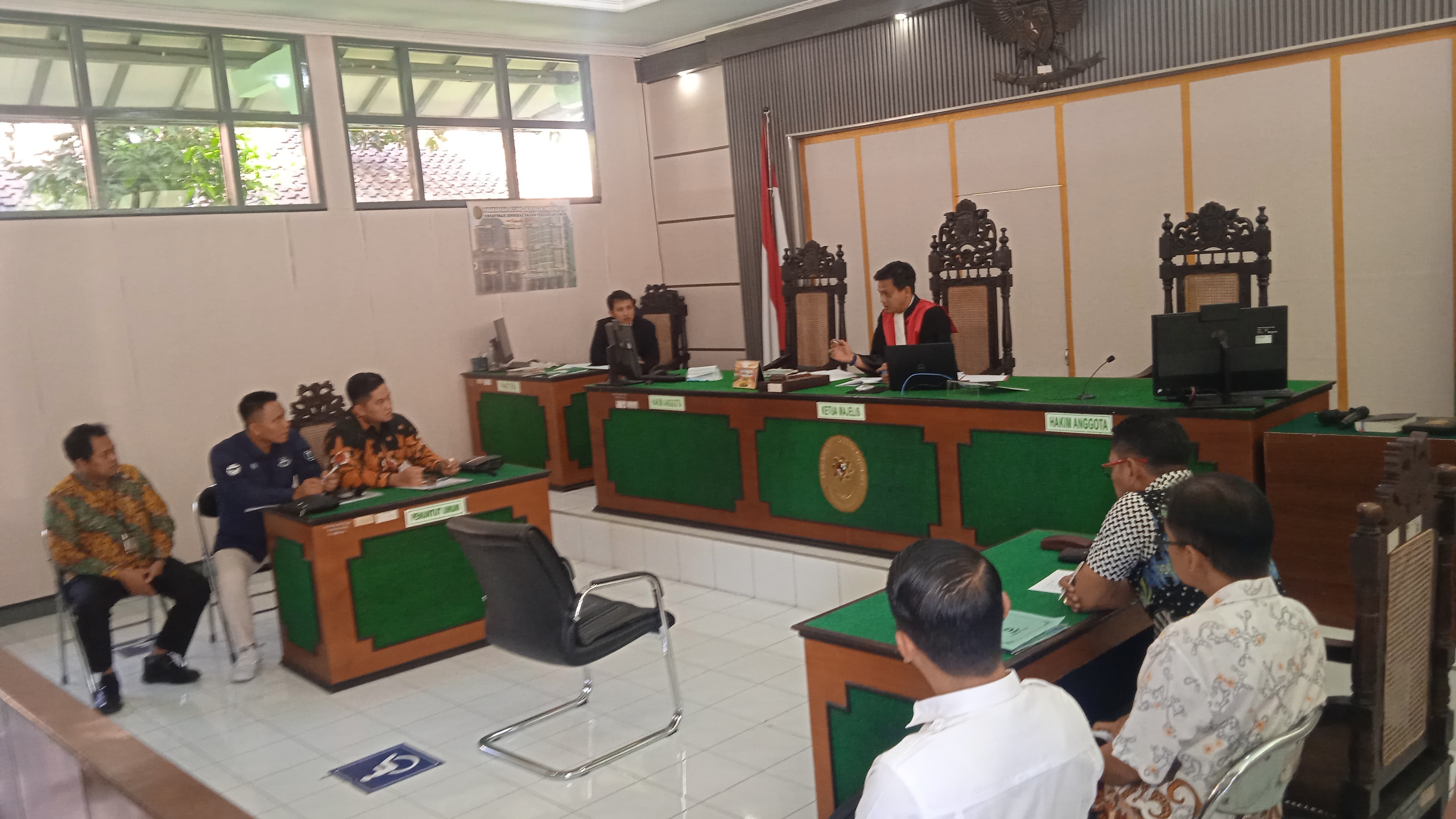 Sisi kiri pihak pemohon dari kuasa hukum tersangka dan sisi kanan pihak termohon perwakilan dari Polres Boyolali.