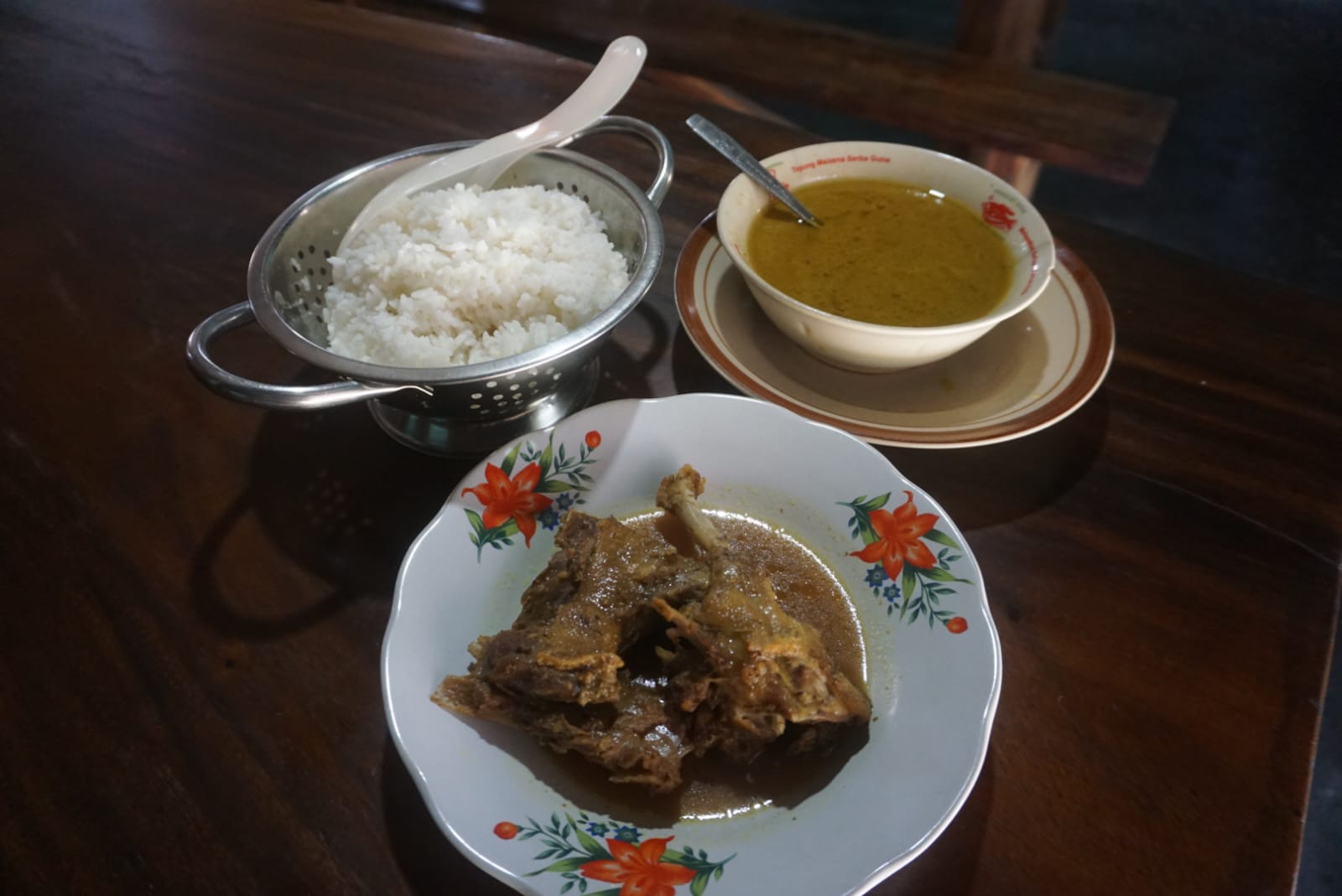 Sajian opor bebek Bu Yadi di Desa Sidoharjo, Kecamatan Polanharjo, Klaten. (Angga Purenda/Radar Solo)