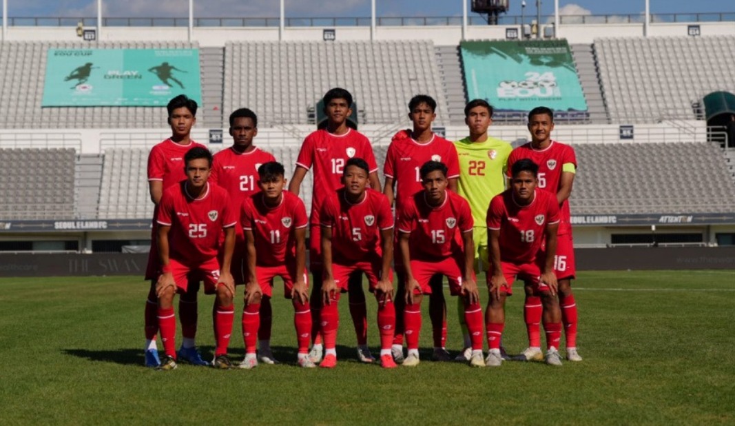 Para pemain Timnas Indonesia U-20 berfoto sebelum bertanding.