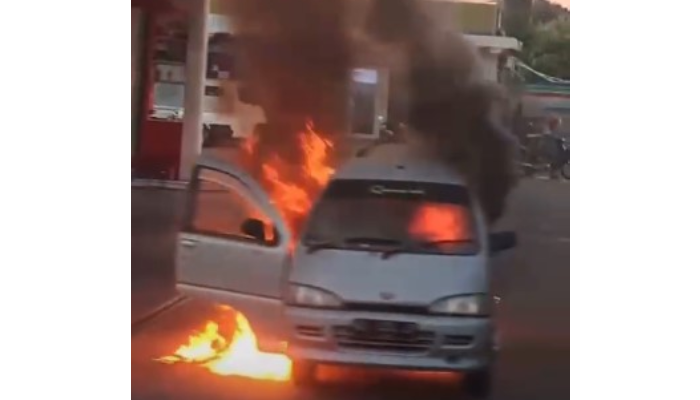 Kondisi mobil Daihatsu Espass yang terbakar usai isi BBM di SPBU Bejen, Karanganyar.
