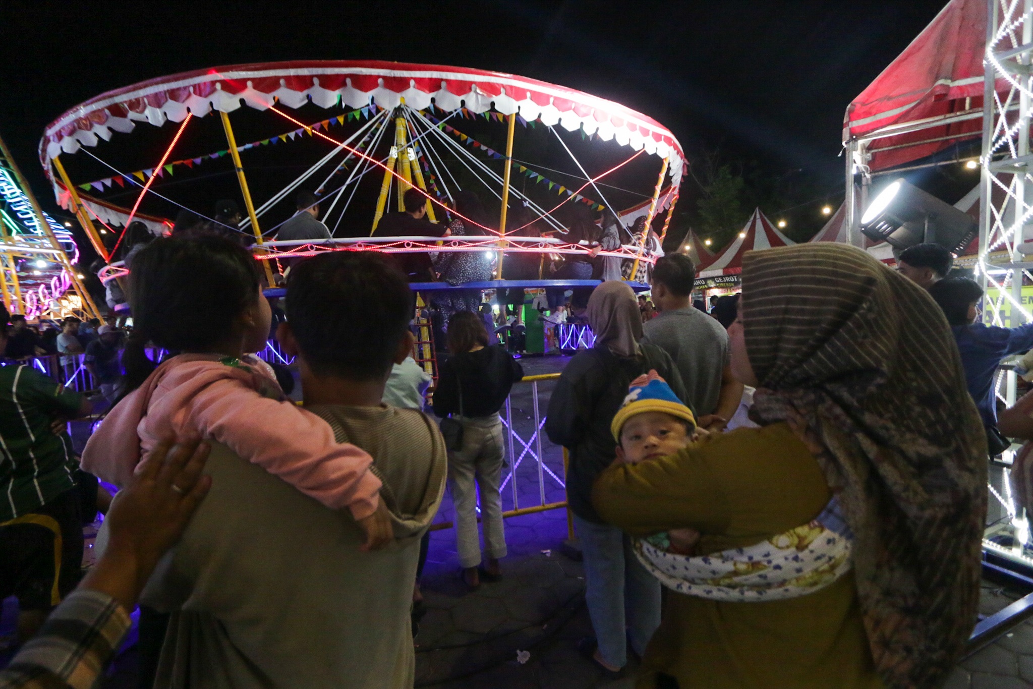 Suasana sekaten di dekat Masjid Agung Kota Solo yang dipenuhi masyarakat.