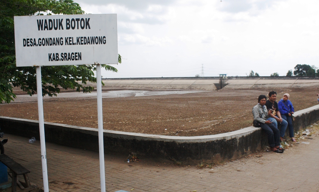 Kondisi Waduk Botok di Kecamatan Kedawung, Sragen yang mulai mengering, Minggu (1/9/2024). (AHMAD KHAIRUDIN/RADAR SOLO)
