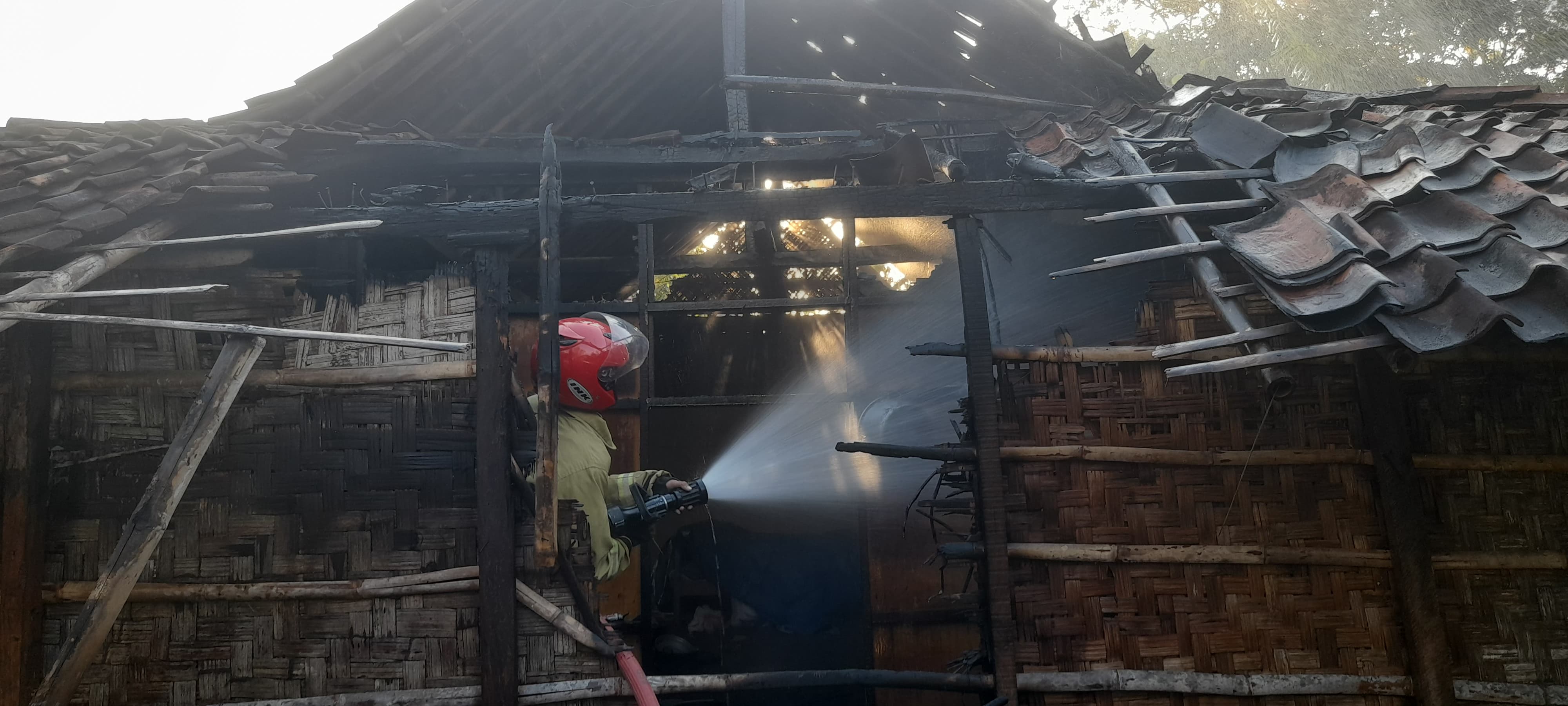 Dampar padamkan api di rumah Efendi, warga Dusun Balerejo RT 02 RW 09 Desa Watuagung, Baturetno, Sabtu (31/8/2024).