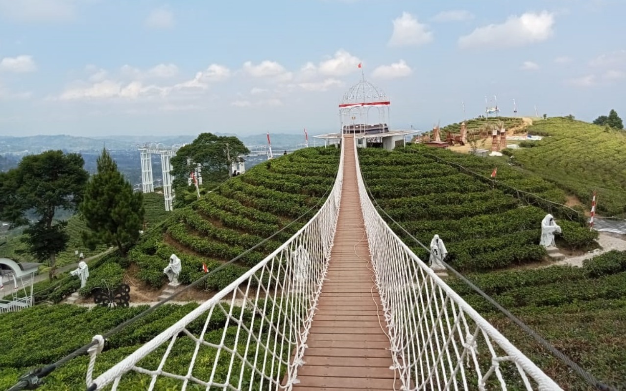 MENANTANG: Jembatan goyang di Kemuning Sky View kawasan kebun teh Kemuning, Kecamatan Ngagoyoso, Karanganyar jadi salah satu wahana favorit.