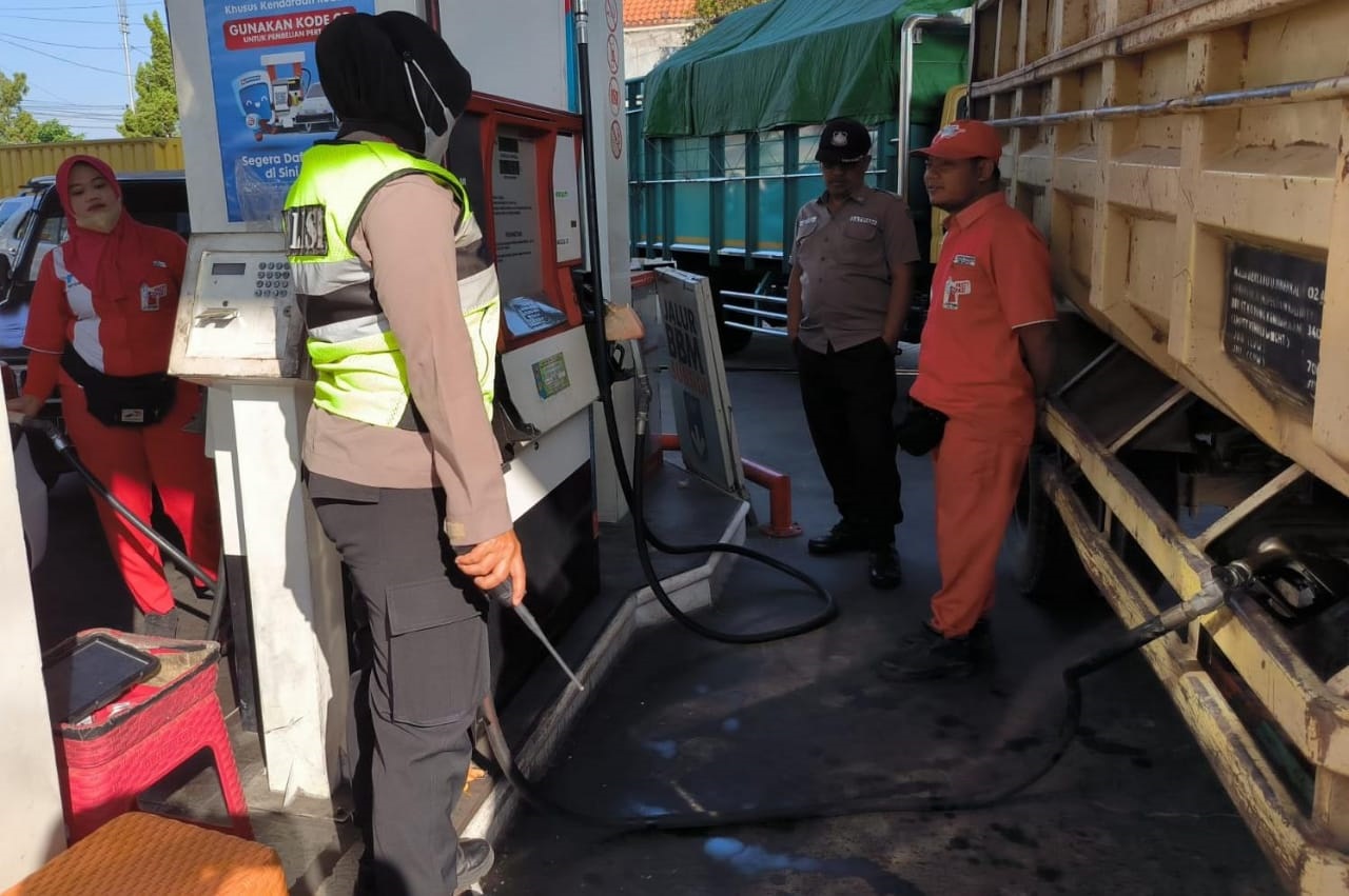 Polisi menggelar olah TKP kebakaran mobil saat mengisi BBM di SPBU Bejen Karanganyar, Sabtu (31/8/2024). (Rudi Hartono/Radar Solo)