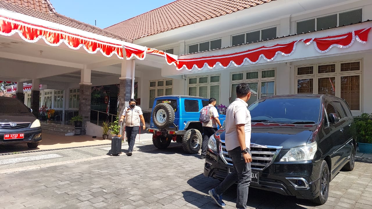 Penyidik Ditreskrimsus Polda Jateng saat melakukan penggeledahan di sejulah lokasi di Kabupaten Boyolali untuk ungkap dugaan korupsi.