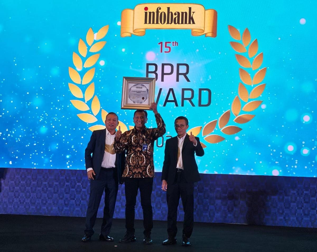 Direktur Utama PT Bank Daerah Karanganyar Haryono (tengah) terima penghargaan dalam ajang "15th Infobank BPR Award 2024" di Sangri-La Hotel Jakarta, Kamis (29/8/2024).