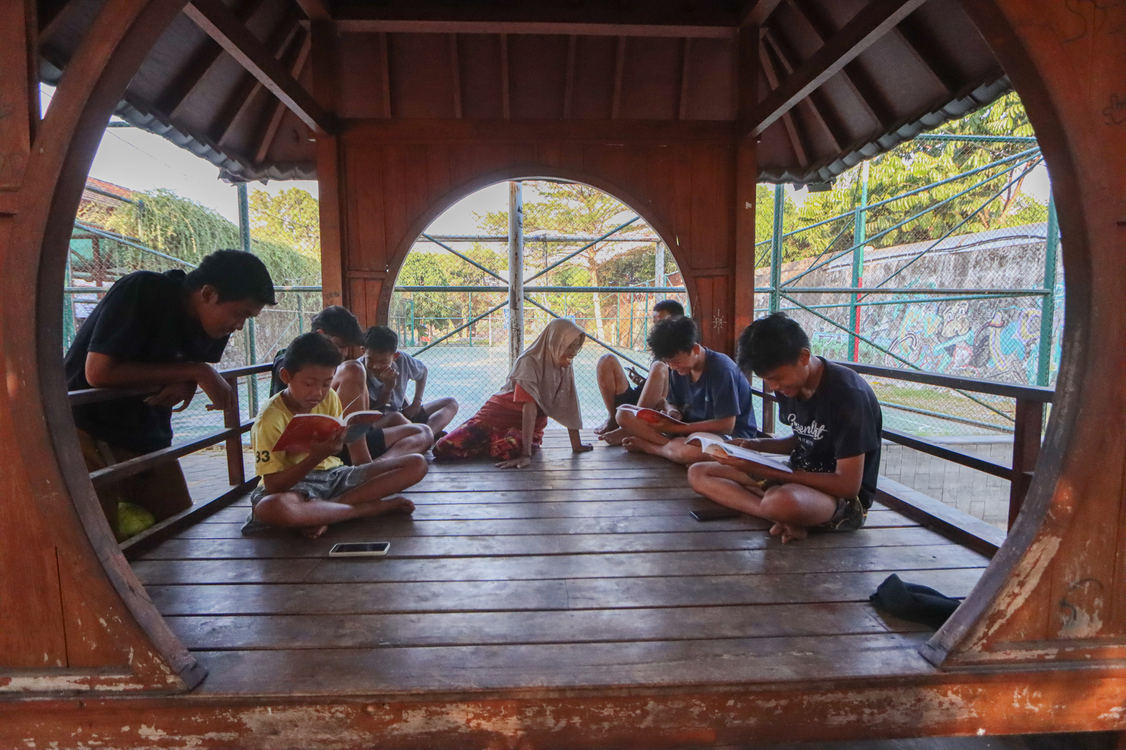 Anak-anak terlihat asyik membaca buku di salah satu perpustakaan di Pucangsawit, yang baru saja mendapat hibah buku dari Perpusnas RI.  &nbsp;  &nbsp;