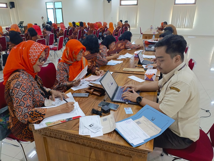 Petugas Bapenda Kota Surakarta melakukan pendataan