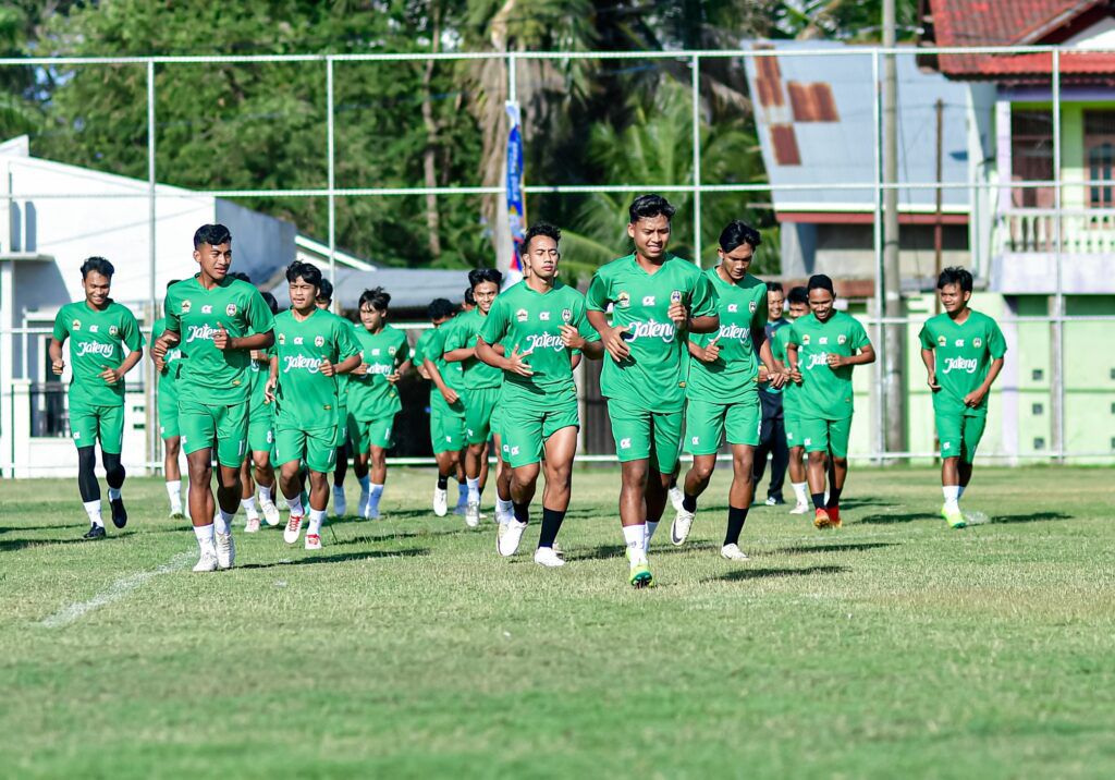 Latihan perdana tim sepakbola PON Jateng di Lapangan Bukit Sembilan, Banda Aceh.