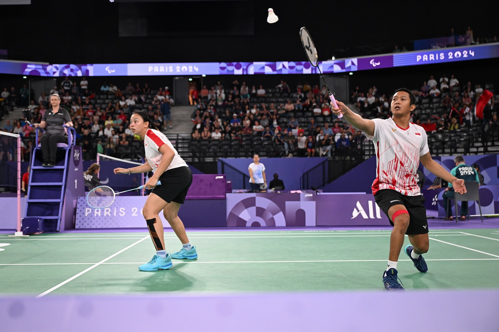 Atlet para bulu tangkis Indonesia Kalimatus Sadiyah-Fredy Setiawan bakal menantang rekannya Leani Ratri-Hikmat Ramdani di final para bulu tangkis Paralimpiade Paris 2024, Senin (2/9).