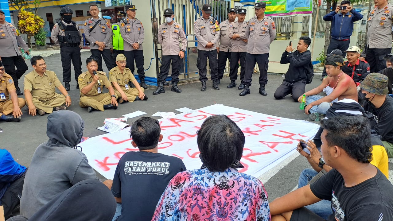 Mediasi antara warga dengan Pemerintah Desa Munggur, Kecamatan Mojogedang, Karanganyar, Senin (2/9/2024) pagi. (Rudi Hartono/Radar Solo)