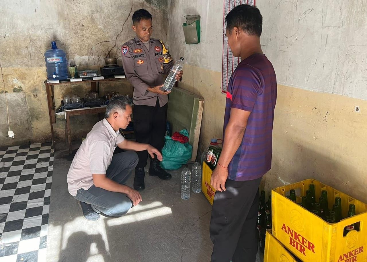 Jajaran Polres Sragen menggelar razia minuman keras (miras) pada Senin (2/9/2024). (Ahmad Khairudin/Radar Solo)