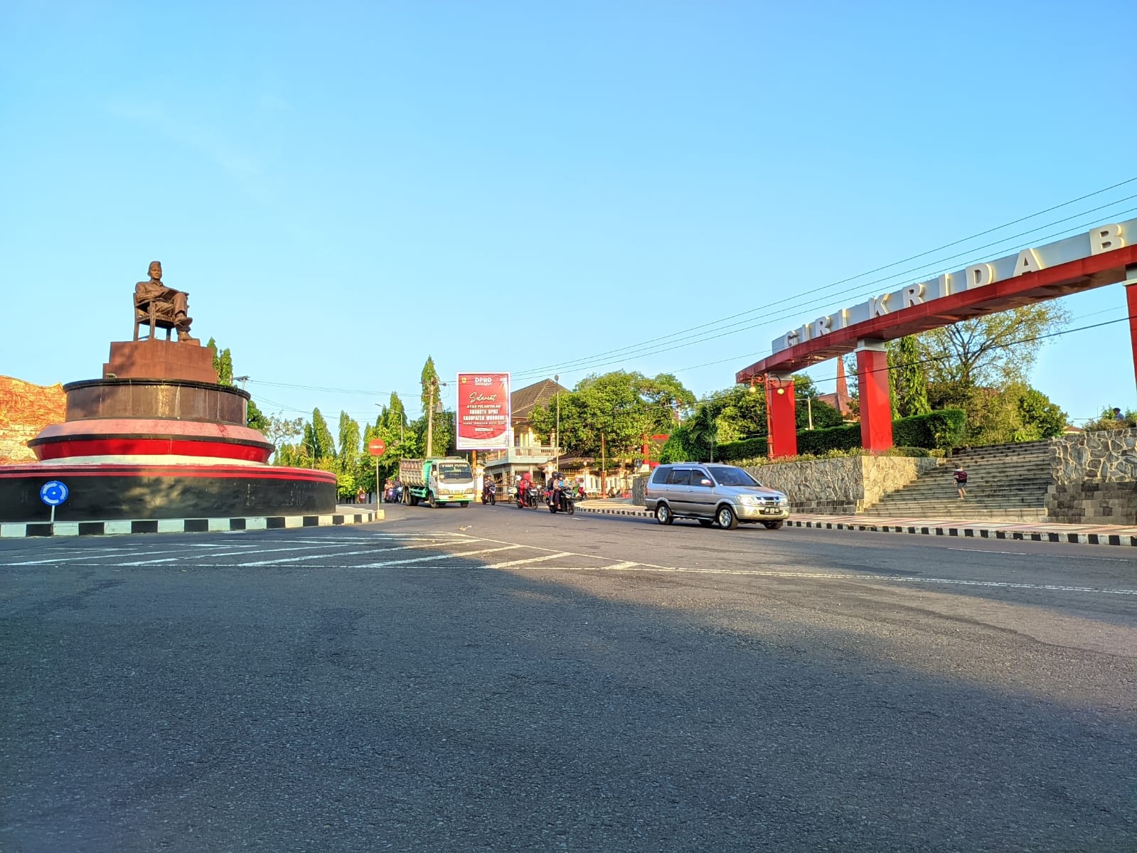 Patung Ir. Soekarno di sisi utara Alun-alun Giri Krida Bakti Wonogiri.