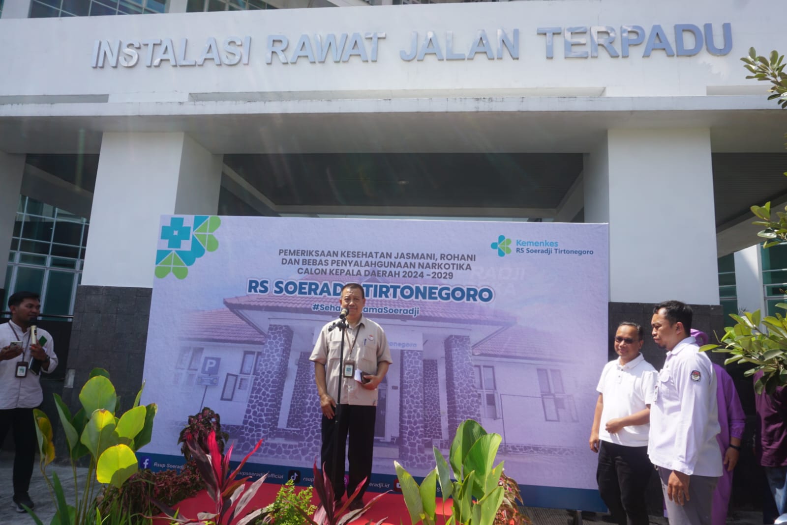 Ketua Tim Kerja Hukum dan Humas RSUP dr. Soeradji Tirtonegoro Klaten Kemaludin beri keterangan kepada awak media di  rumah sakit setempat, Senin (2/9/2024).