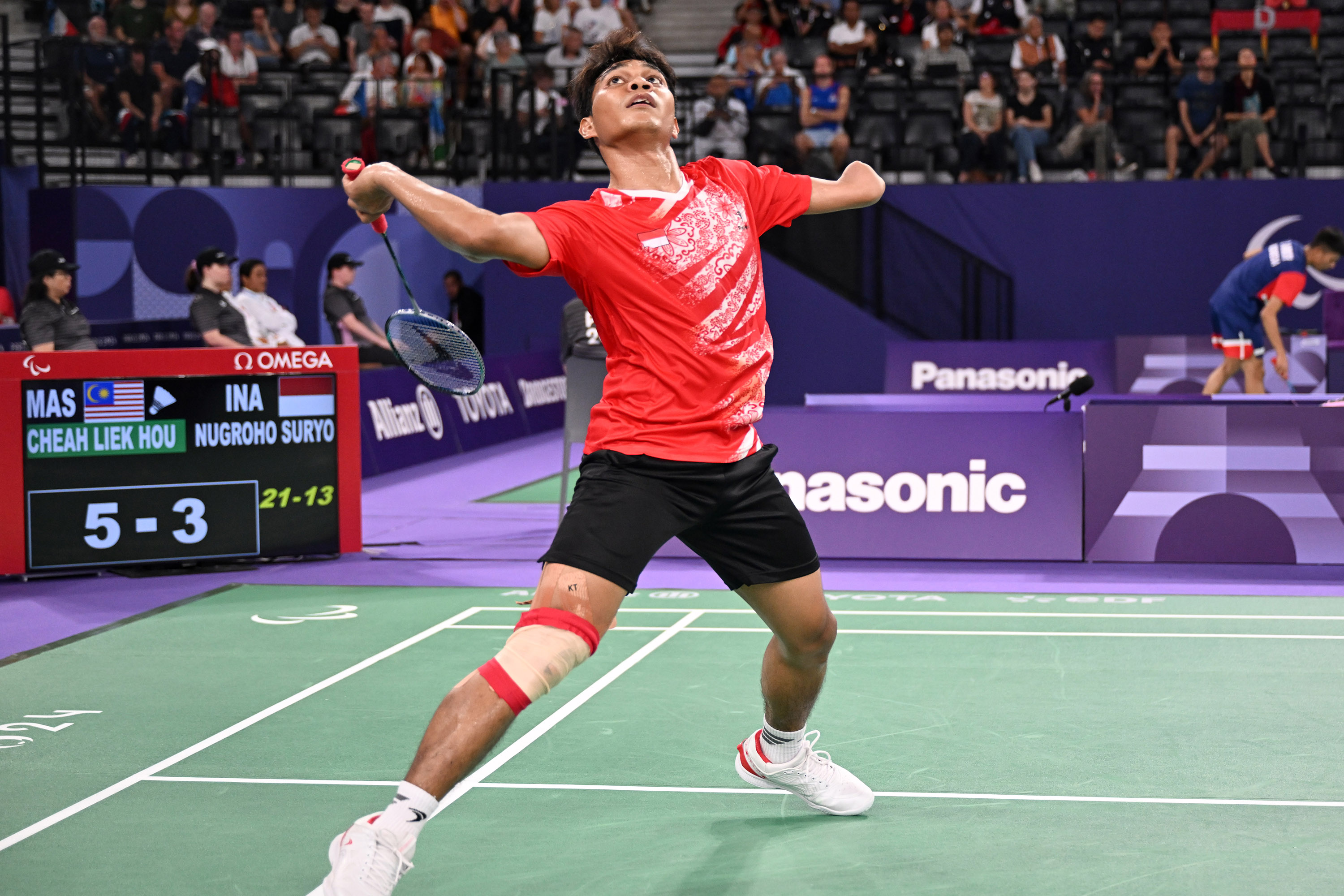 Suryo Nugroho dalam pertandingan final nomor tunggal putra SU5 Paralimpiade Paris 2024 melawan Liek Hou Cheah dari Malaysia di Porte de la Chapelle Arena, Paris, Prancis, Senin (02/09/2024). Suryo harus puas dengan medali perak dan mengakui kemenangan Che