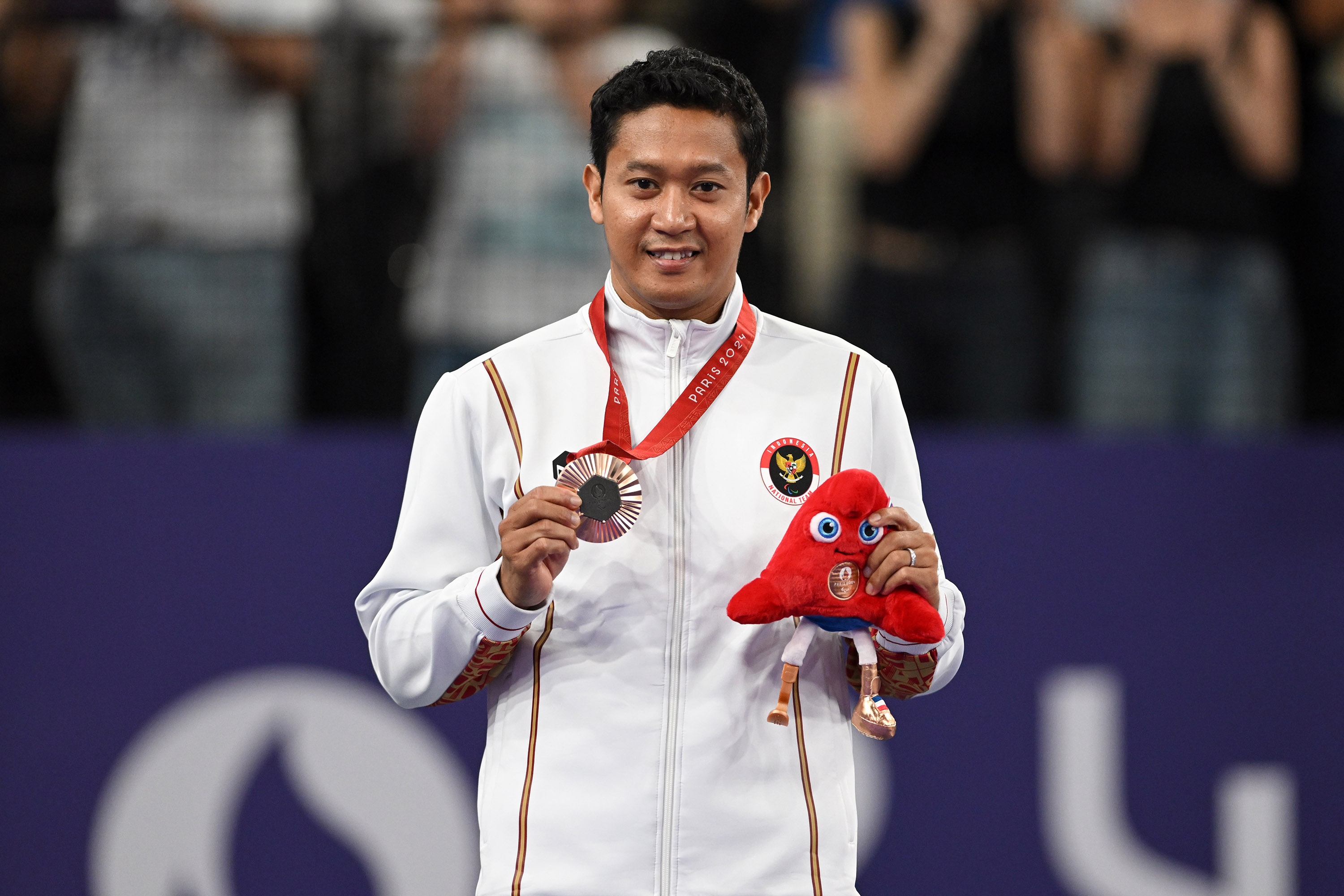 Pebulu tangkis Indonesia Fredy Setiawan memamerkan medali perunggu yang diraihnya dari nomor tunggal putra SL4 Paralimpiade Paris 2024 di Porte de la Chapelle, Paris, Prancis, Senin (02/09/2024). Fredy sukses mengalahkan wakil India Sukant Kadam dengan sk