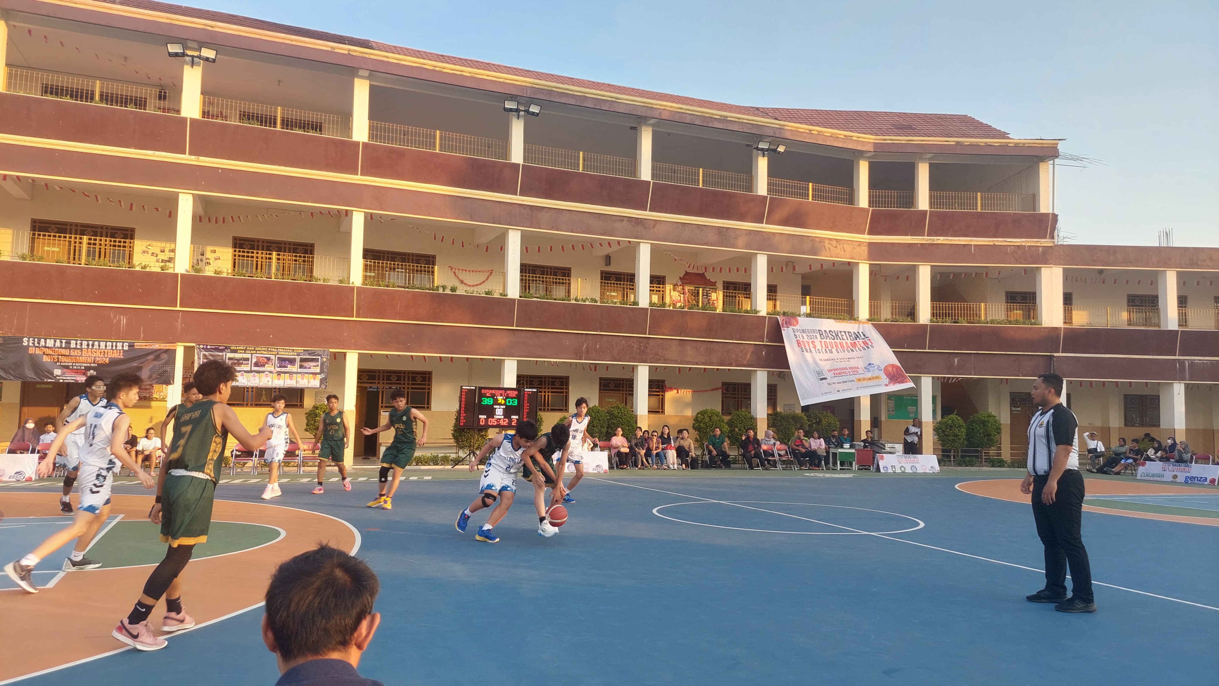 Tim Basket SMP Bintang Laut Solo dan SMP IT Nur Hidayah sedang bertanding di kompetisi bola basket di lapangan SD Islam Diponegoro, Senin (2/9)