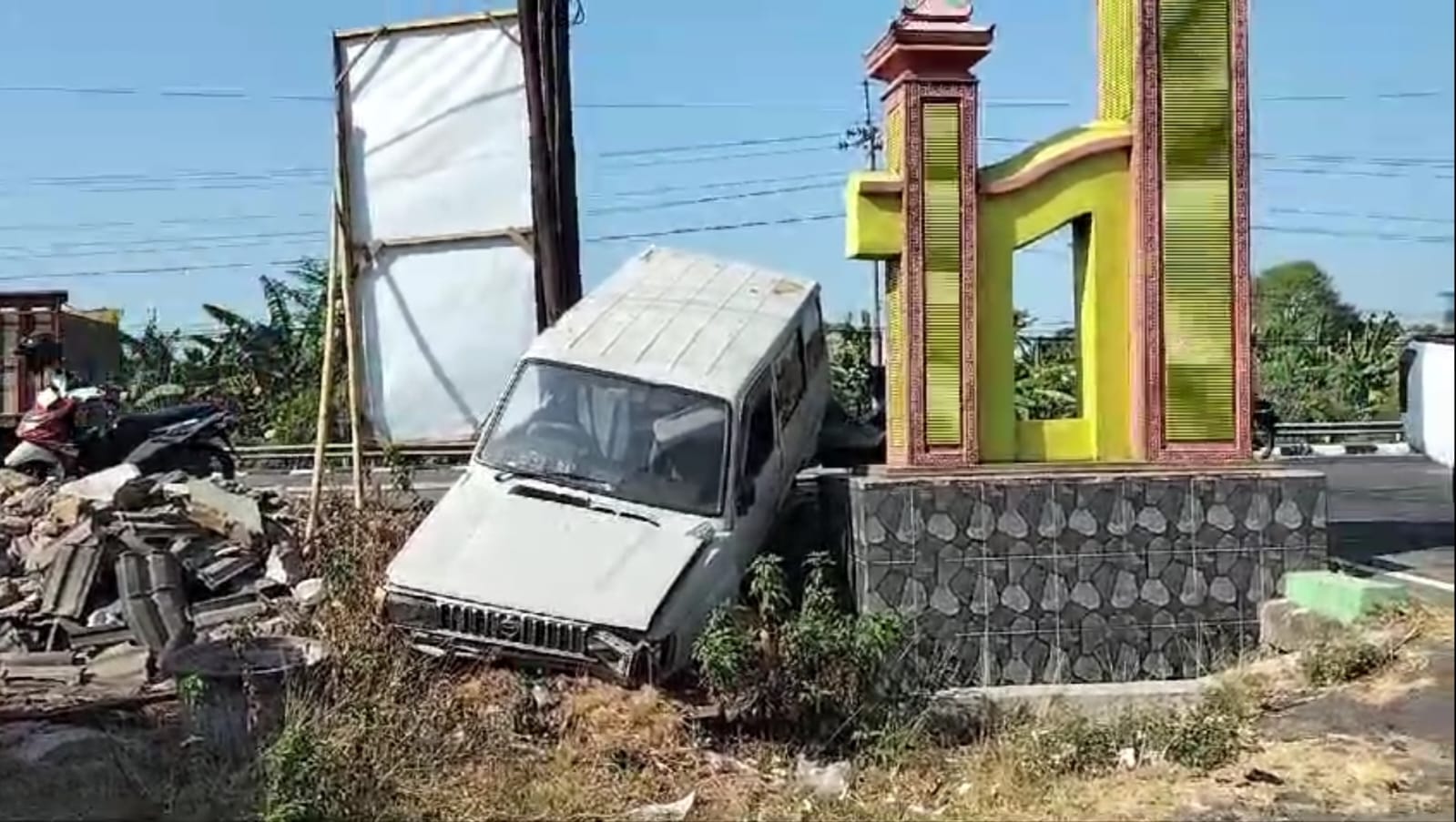 Mobil Toyota Kijang nomor polisi K 8653 BA nyungsep di antara gapura dan tiang telepon di Dusun Gatak, Desa/Kecamatan Banyudono, Boyolali, Selasa (3/9/2024).