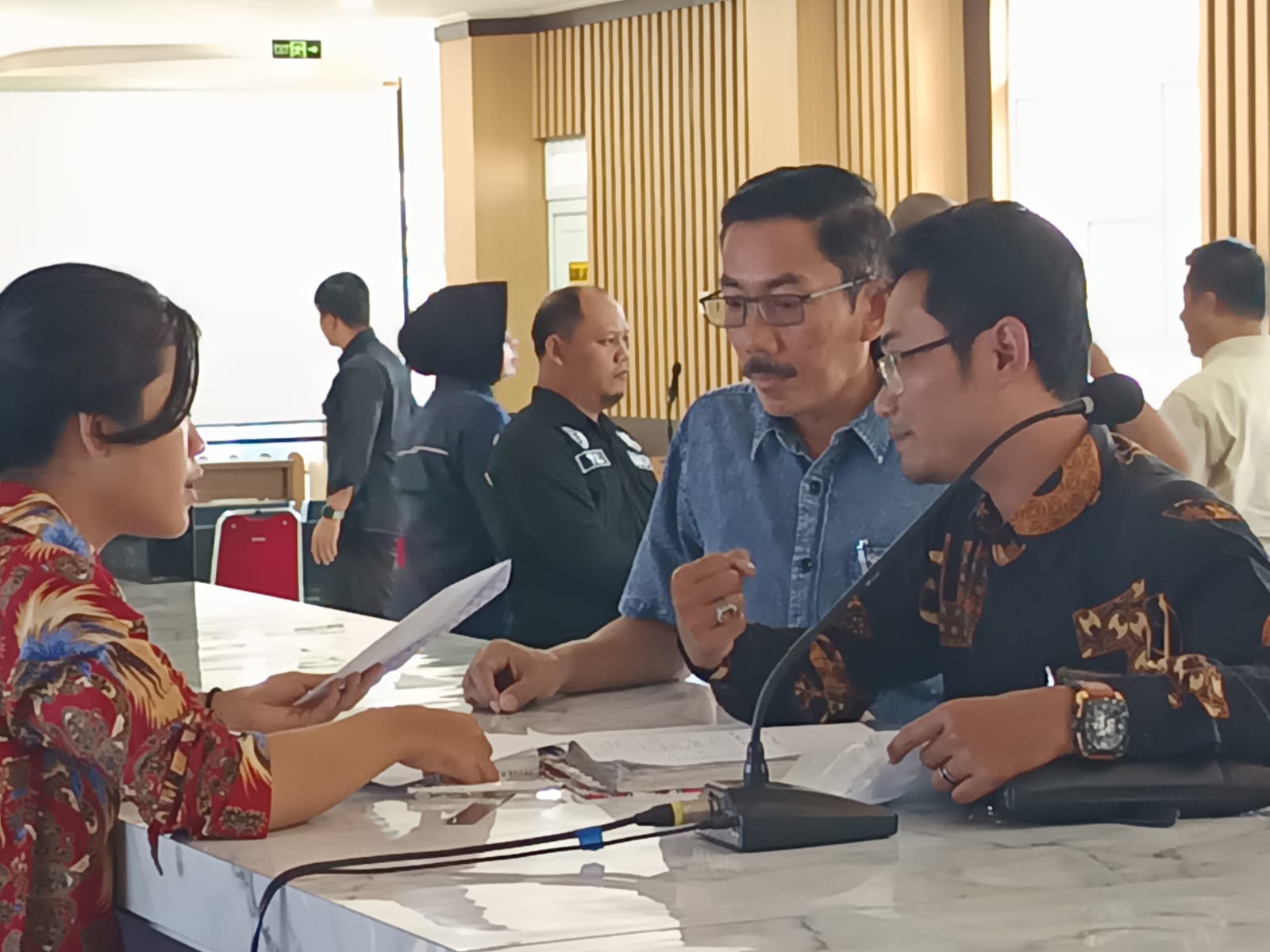 Wawanto (kiri) kader PDI Perjuangan Solo yang melaporkan ketua DPC PDI Perjuangan Solo F.X. Hadi Rudyatmo ke Mapolresta Solo, Selasa (3/9/2024).
