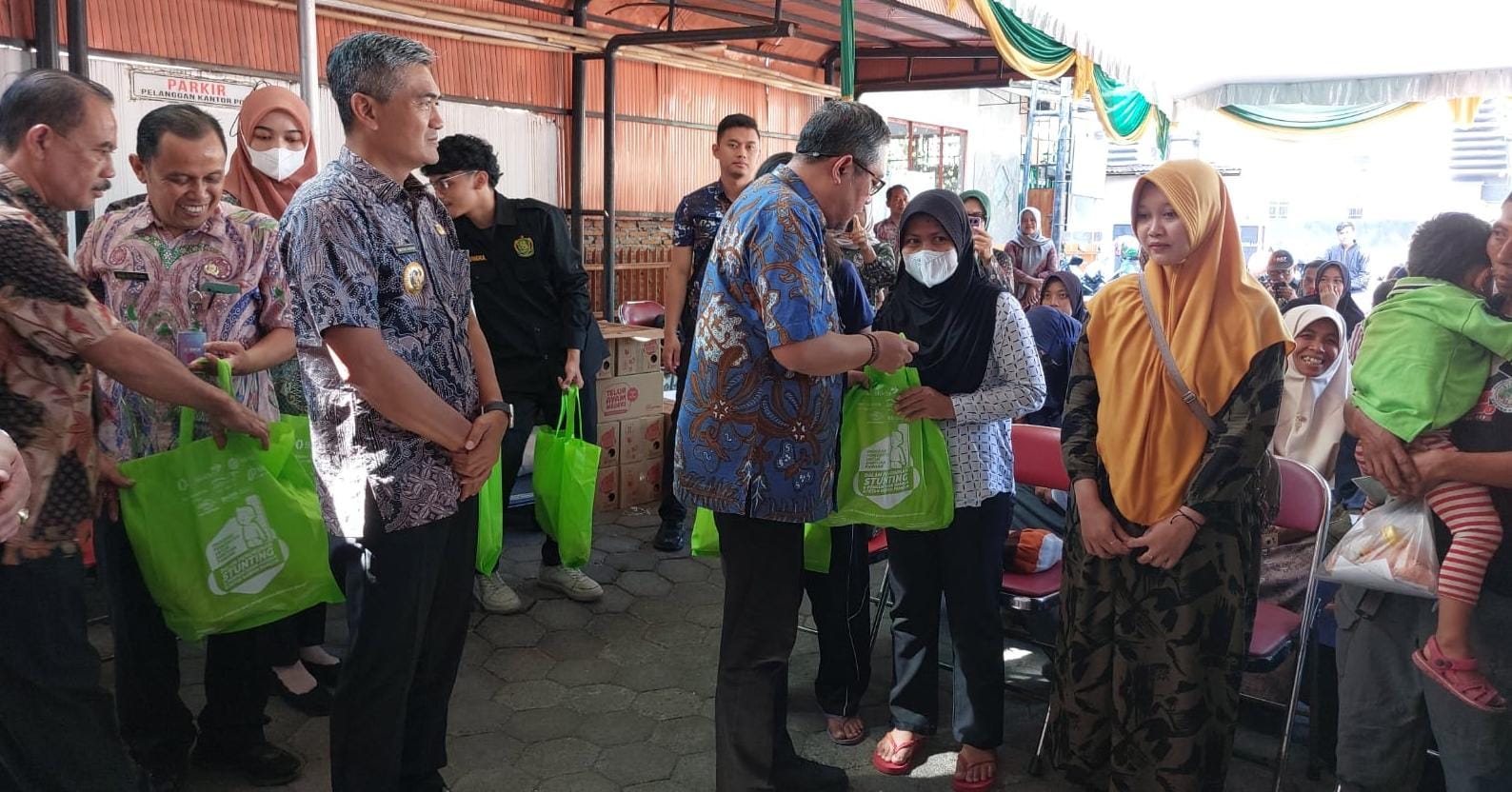 Penyaluran bantuan pangan kepada keluarga rawan stunting di Karanganyar, Selasa (3/9/2024). (Rudi Hartono/Radar Solo)