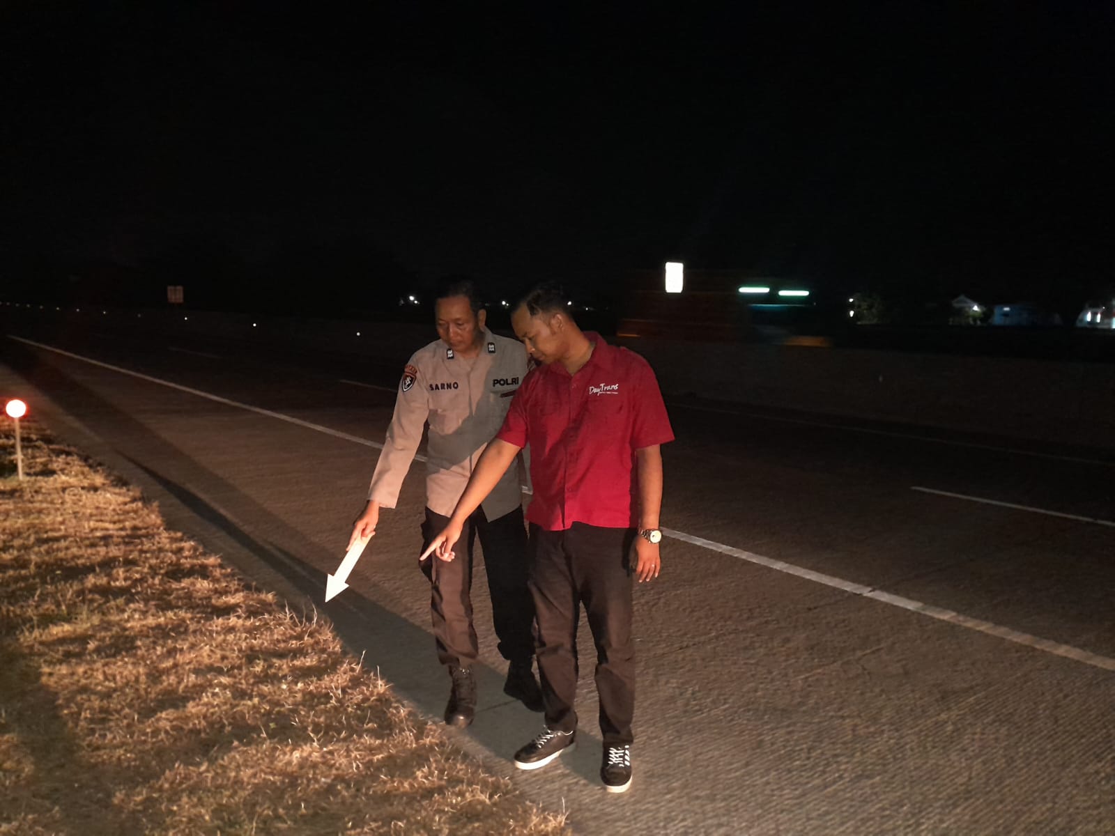 Polisi olah TKP penumpang travel yang meninggal dunia saat melintas di Tol Solo-Ngawi, Masaran, Sragen, Senin (2/9/2024). (Ahmad Khairudin/Radar Solo)