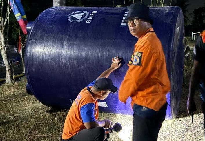 Personel BPBD Karanganyar salurkan tandon air ke Dusun Jatirejo, Desa Bakalan, Kecamatan Jumapolo. (Rudi Hartono/Radar Solo)
