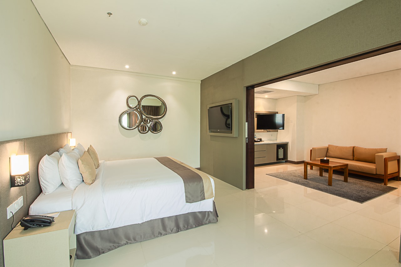 Solo Paragon Hotel & Residences memperkenalkan tipe kamar terbaru yang dirancang khusus untuk kebutuhan tamu bisnis, yaitu Business Suite, dengan total 6 kamar.