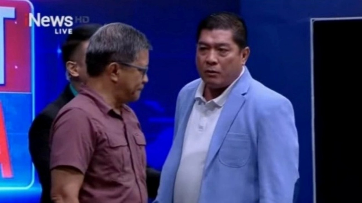 Tangkapan layar saat Rocky Gerung dan Silfester Matutina terlibat debat panas di acara live TV.