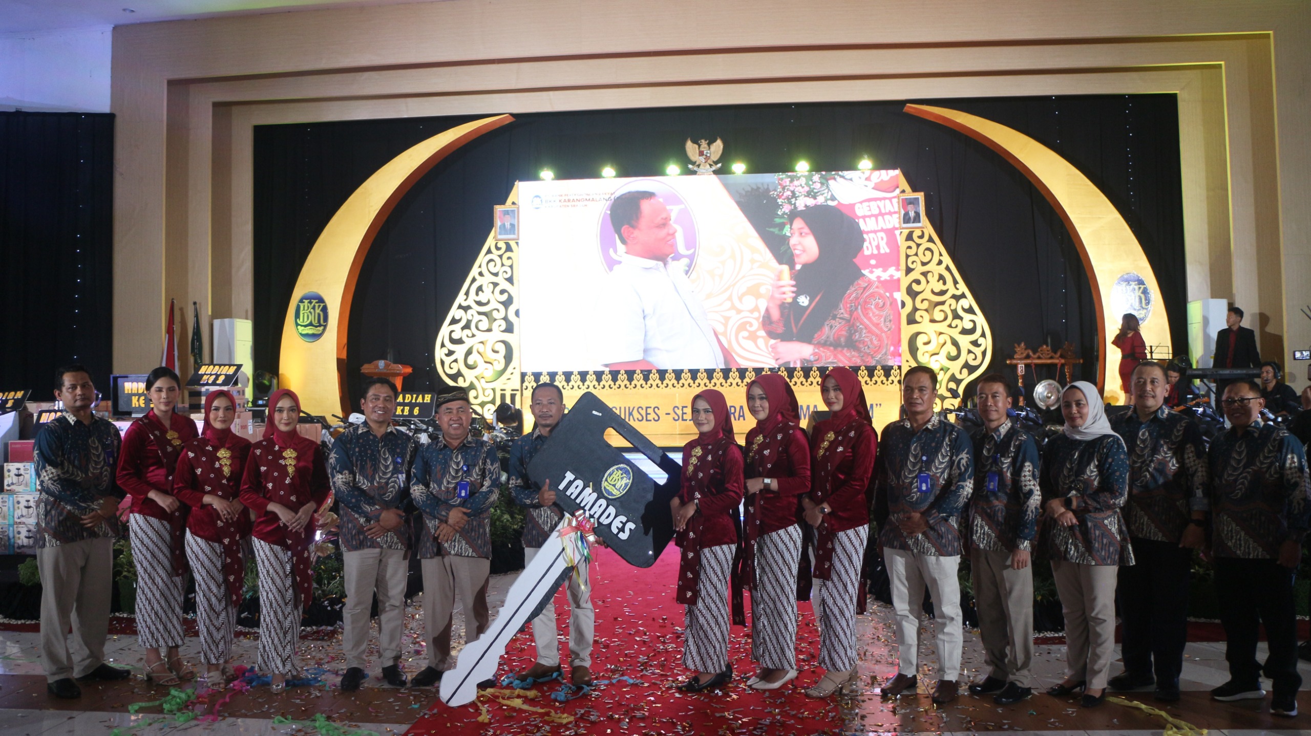 BERUNTUNG: Pemenang hadiah utama mobil Toyota Avanza dalam gebyar undian gratig berhadiah PT BPR BKK Karangmalang (Perseroda), kemarin.