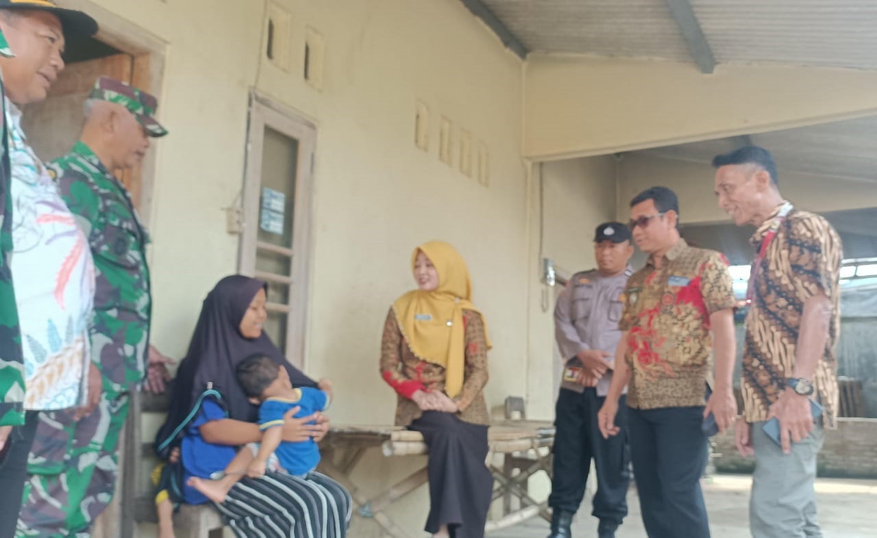 Camat Polokarto Hery Mulyadi (dua dari kanan) saat mengecek kesehatan balita, belum lama ini.