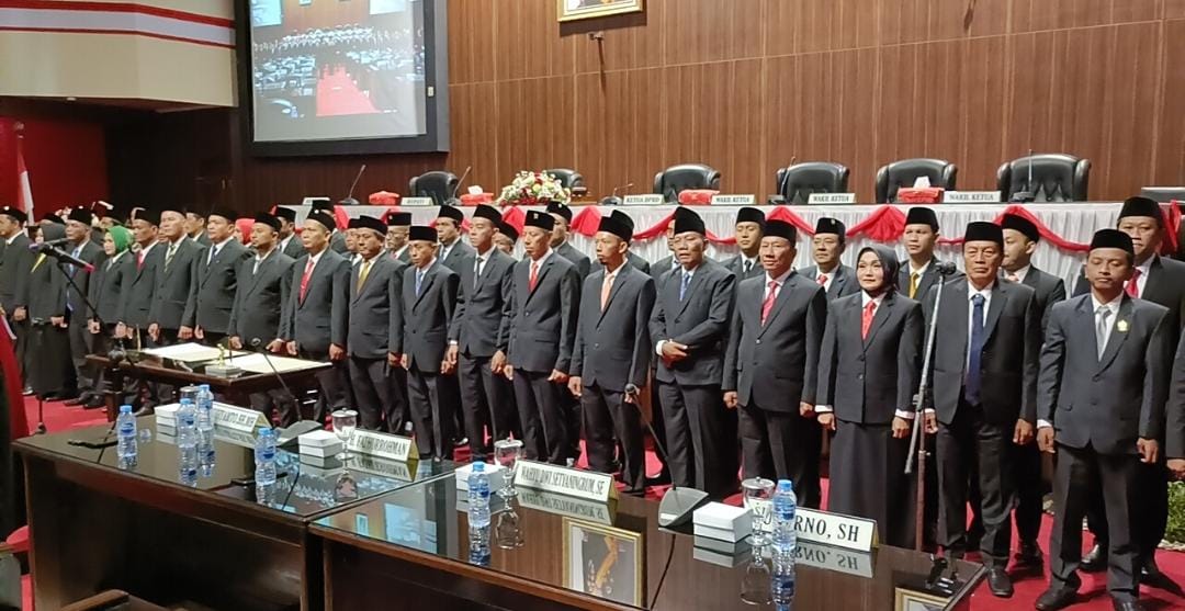 Pelantikan 50 anggota DPRD Sragen periode 2024-2029. (Ahmad Khairudin/Radar Solo)