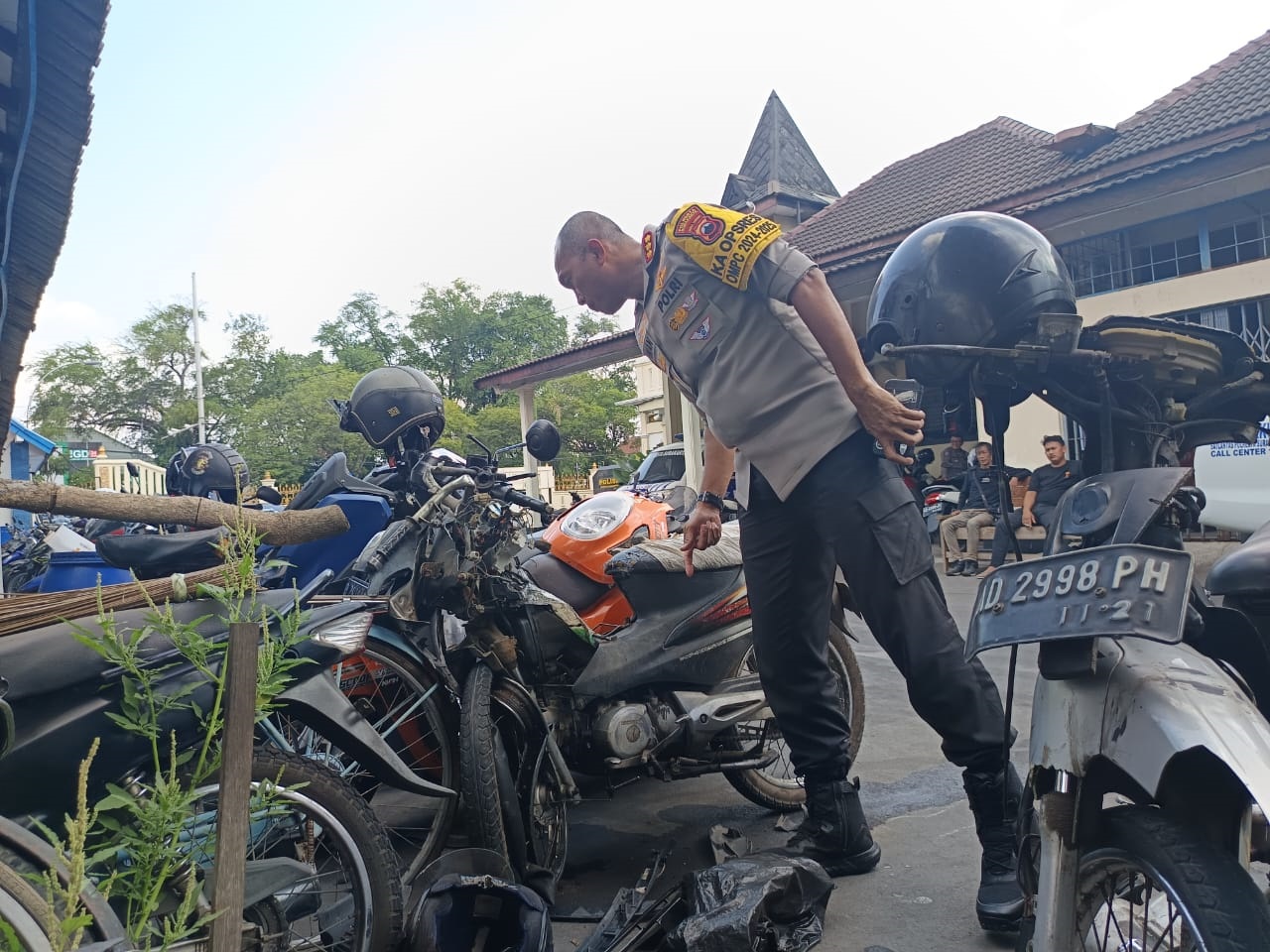Kapolresta Solo Kombes Pol Iwan Saktiadi mengecek kondisi kendaraan motor milik korban yang mengalami laka di Flyover Manahan.  &nbsp;