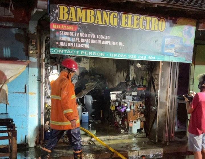 Tim damkar Sragen memadamkan api di sebuah kios elektronik Pasar Bunder Sragen, Kamis (5/9/2024) dini hari. (Ahmad Khairudin/Radar Solo)
