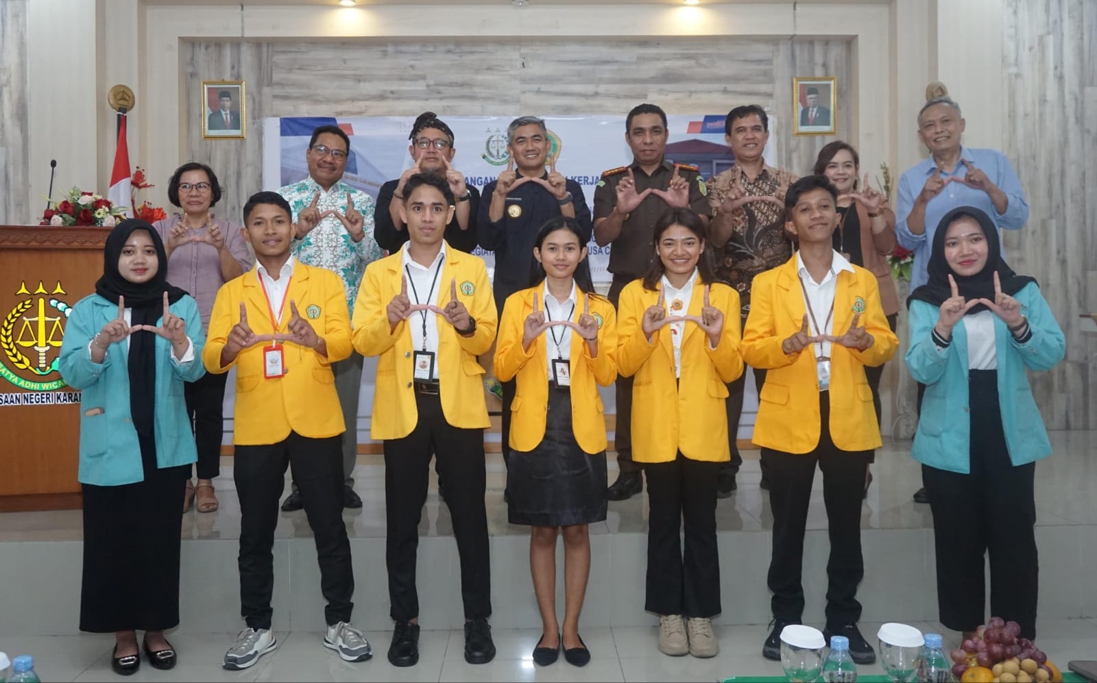 Serah terima lima mahasiswa Universitas Nusa Cendana Kupang (almamater kuning) di Kejari Karanganyar, Kamis (5/9/2024). (Rudi Hartono/Radar Solo)