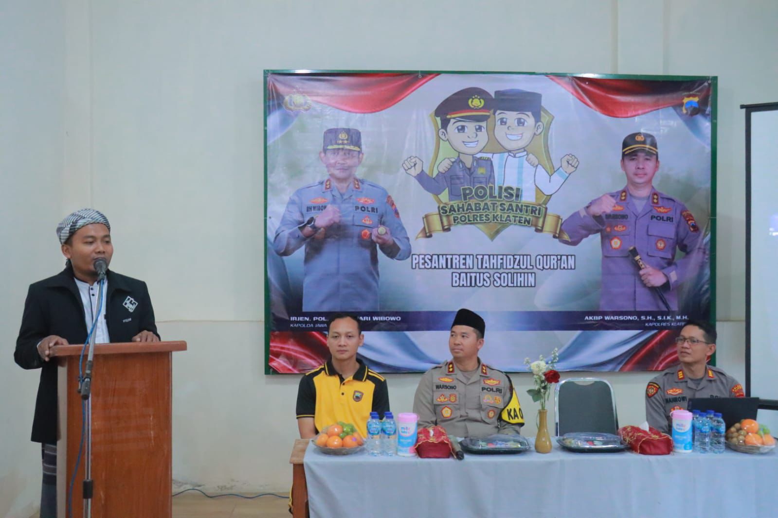 Kapolres Klaten AKBP Warsono (dua dari kanan) bersama jajaran saat melakukan kunjungan di Ponpes Tahfidzul Quran Baitus Sholihin Jatinom, Klaten, Rabu (4/9/2024). (Angga Purenda/Radar Solo)
