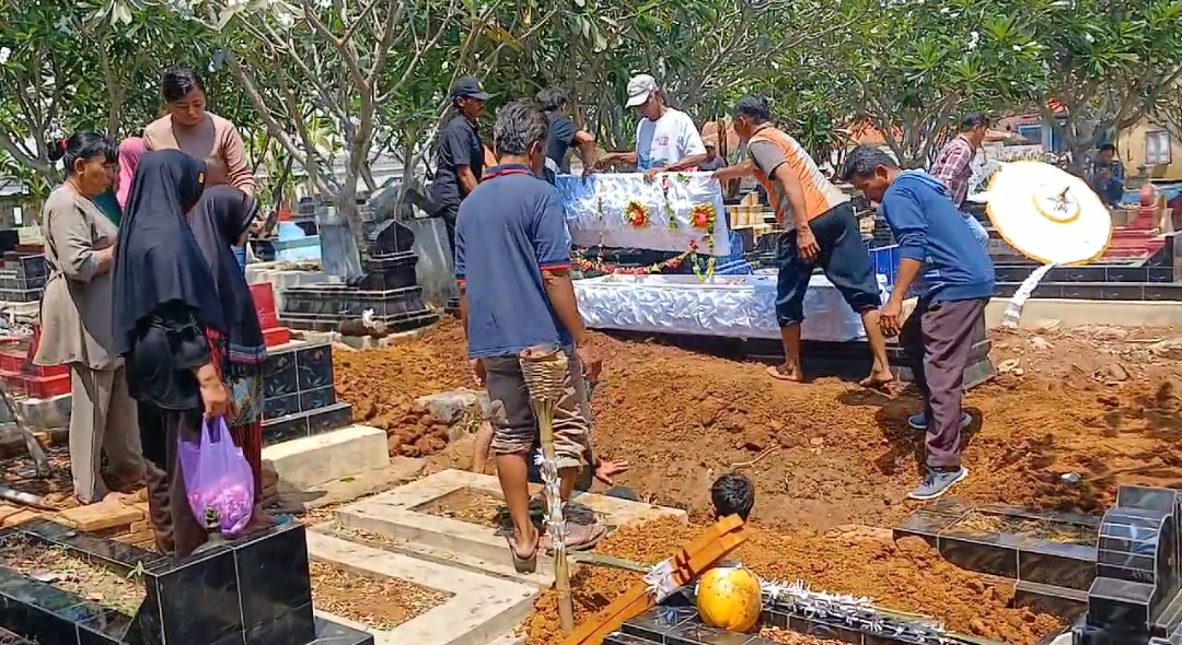 Prosesi pemakaman salah satu korban keracunan masal di Desa Dawung, Kecamatan Sambirejo, Sragen, Kamis (5/9/2024). (Ahmad Khairudin/Radar Solo)