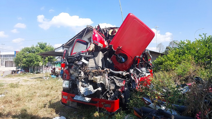 Kondisi minibus Isuzu Elf yang membawa rombongan Yayasan SD Darul Falah, Kenjeran, Surabaya dan terlibat kecelakaan di Tol Solo-Ngawi, 13 Juli 2024.