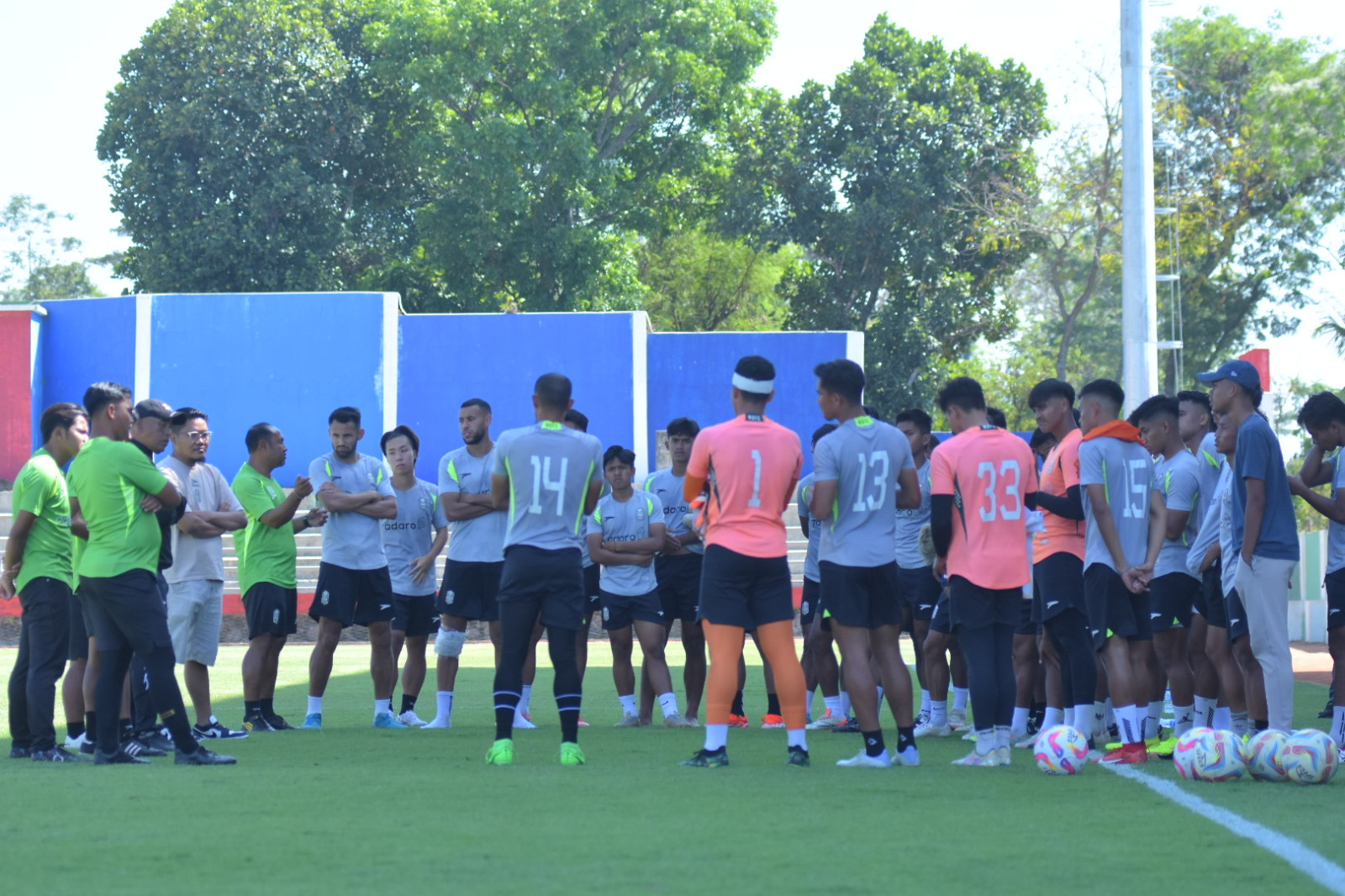 Para pemain Nusantara United menjalani latihan di Stadion Kebo Giro, Boyolali.