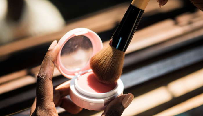 Ilustrasi blush on.