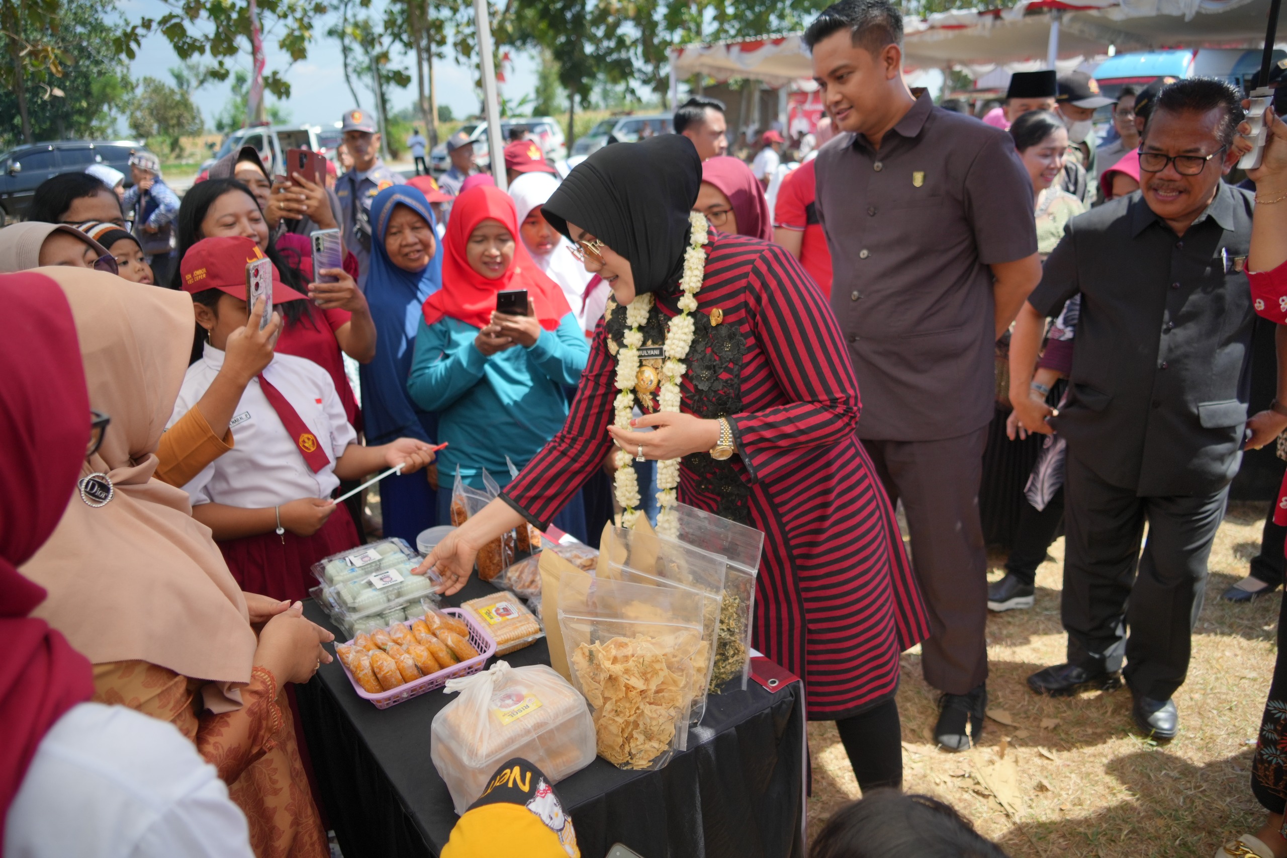 Bupati Klaten gelar Sambang Warga di Desa Jombor, Kecamatan Ceper, Klaten, Jumat (6/9/2024). Hadir Sekda Klaten Jajang Prihono, Ketua sementara DPRD Hamenang Wajar Ismoyo dan anggota DPRD Haryanto.